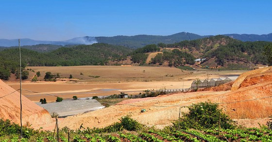 Nhìn từ xa lòng hồ Đan Kia - Suối Vàng cạn khô. Ảnh: ĐOÀN KIÊN Nhìn từ xa lòng hồ Đan Kia - Suối Vàng cạn khô. Ảnh: ĐOÀN KIÊN