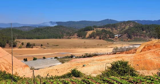 Nhìn từ xa lòng hồ Đan Kia - Suối Vàng cạn khô. Ảnh: ĐOÀN KIÊN