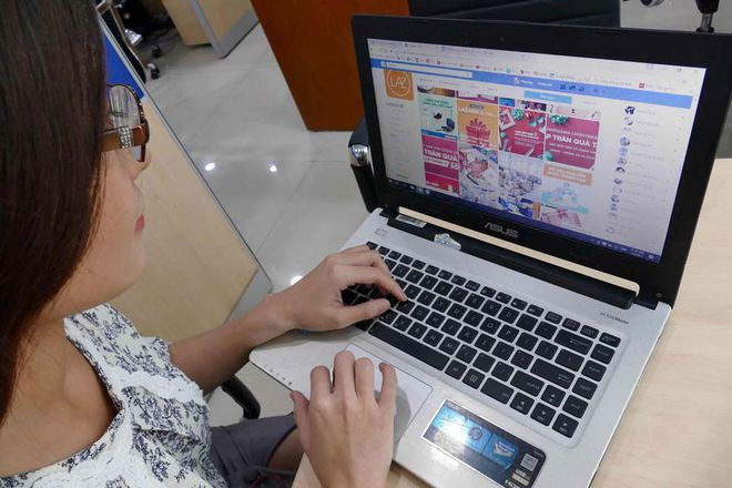  Hàng mỹ phẩm, thực phẩm chức năng bán khá phổ biến trên Facebook nhưng rất khó kiểm chứng chất lượng - ẢNH: ĐÀO NGỌC THẠCH