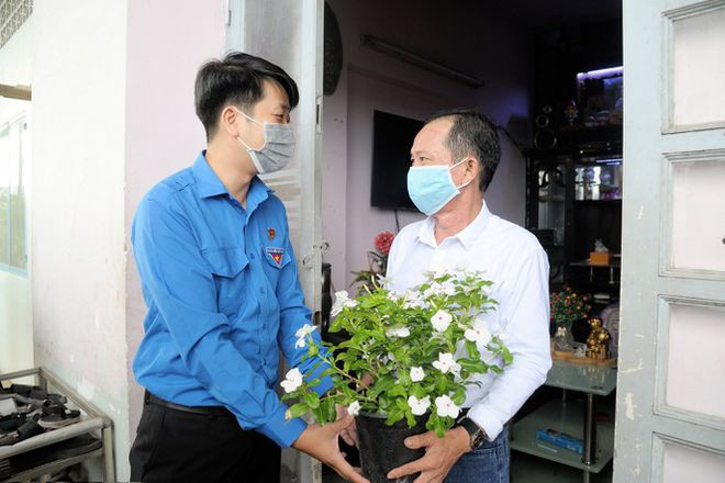 Thanh niên tình nguyện tặng cây xanh, hoa kiểng cho người dân tại chung cư Lò Gốm (Q.6) - Ảnh: Lê Thanh Thanh niên tình nguyện tặng cây xanh, hoa kiểng cho người dân tại chung cư Lò Gốm (Q.6) - Ảnh: Lê Thanh