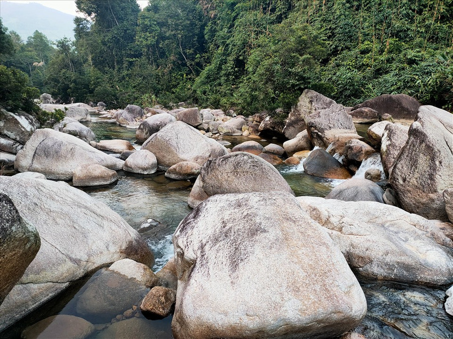 Bên dưới dòng thác là vô số các hòn đá lơn bị bào mòn, tạo nên những chiếc “ghế tạm” cho du khách ngồi thư thái ngắm cảnh và check in. Ảnh: Q.D Bên dưới dòng thác là vô số các hòn đá lơn bị bào mòn, tạo nên những chiếc “ghế tạm” cho du khách ngồi thư thái ngắm cảnh và check in. Ảnh: Q.D