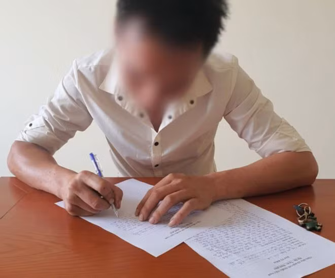  “Đại gia chân đất” L.P.H tại cơ quan công an -ẢNH: THANH LỘC