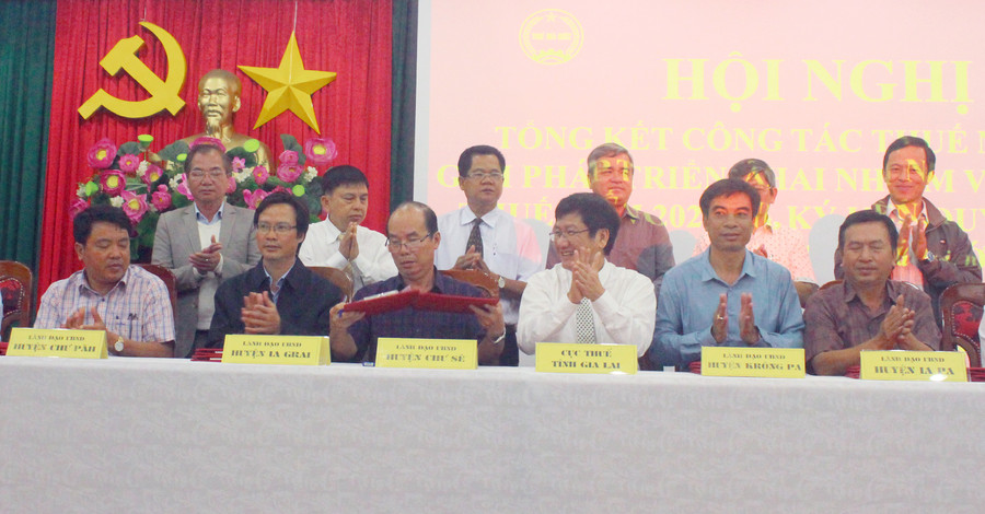 Cục Thuế tỉnh ký kết quy chế phối hợp thu ngân sách nhà nước với các huyện, thị xã, thành phố. Ảnh: Sơn Ca