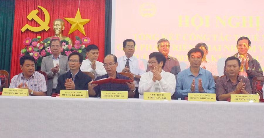 Cục Thuế tỉnh ký kết quy chế phối hợp thu ngân sách nhà nước với các huyện, thị xã, thành phố. Ảnh: Sơn Ca