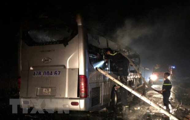 Hiện trường vụ cháy xe khách Bắc-Nam lúc sáng 16/3. (Ảnh: TTXVN phát)