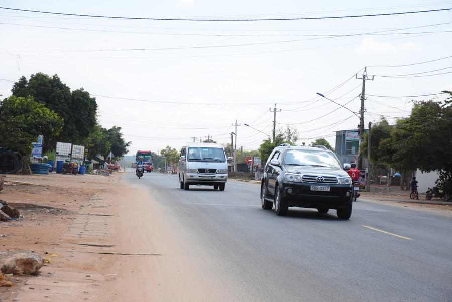 Quốc lộ 14, đoạn qua thôn 4, xã Hòa Phú tấp nập hàng quán