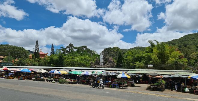 Dù TP. Đà Lạt có rất nhiều văn bản buộc tháo dỡ dãy ki ốt xây dựng không phép, nhưng đến sáng 29.3.2021, dãy ki ốt này vẫn tồn tại ẢNH: LÂM VIÊN