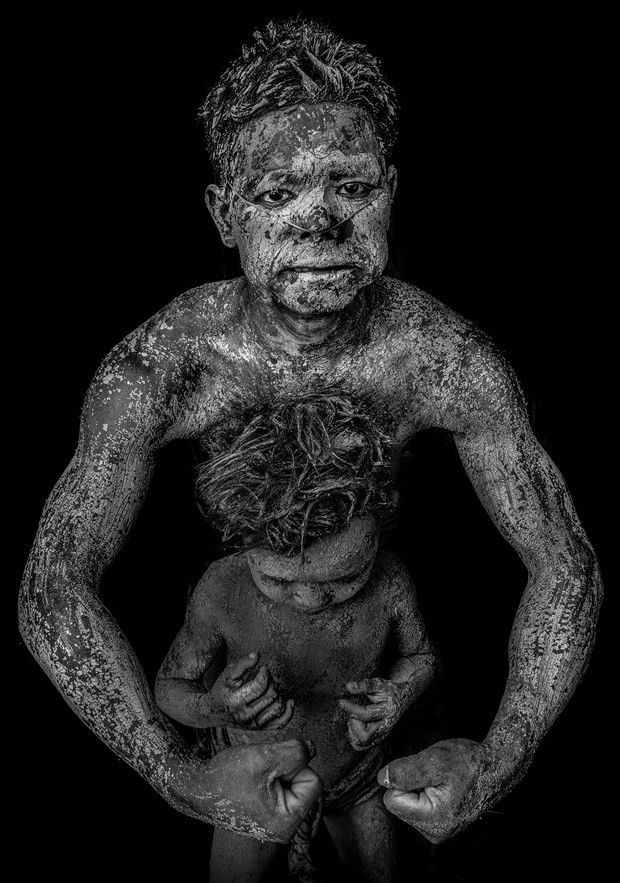 Bức ảnh ''Bao bọc'' chụp tại Festival Cồng chiêng Gia Lai 2018. (Ảnh: Khánh Phan) Bức ảnh ''Bao bọc'' chụp tại Festival Cồng chiêng Gia Lai 2018. (Ảnh: Khánh Phan)