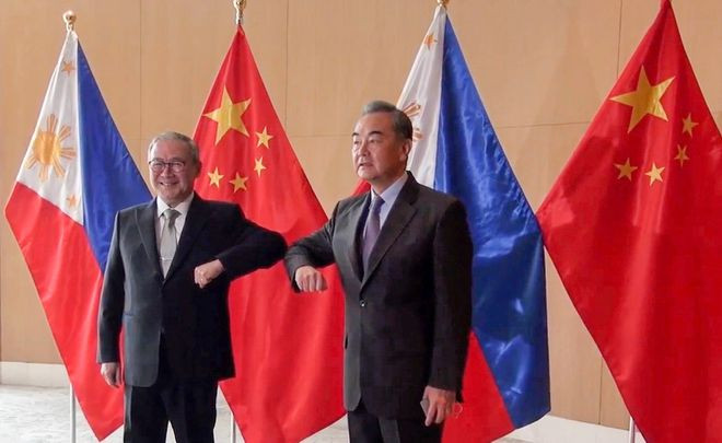 Ngoại trưởng Vương Nghị thăm Philippines hồi tháng 1.2021 và gặp người đồng cấp chủ nhà. Ảnh: DFA Ngoại trưởng Vương Nghị thăm Philippines hồi tháng 1.2021 và gặp người đồng cấp chủ nhà. Ảnh: DFA