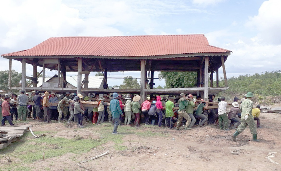 Cán bộ, chiến sĩ Sư đoàn 320 (Quân đoàn 3) giúp người dân di dời nhà ở. Ảnh: Vĩnh Hoàng