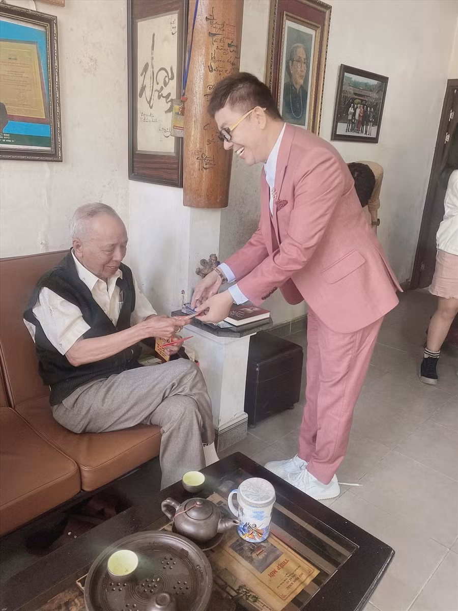 Hoạt động ở TPHCM, mỗi dịp rảnh rỗi, nam ca sĩ đều về thăm gia đình của mình. Ảnh: NSCC