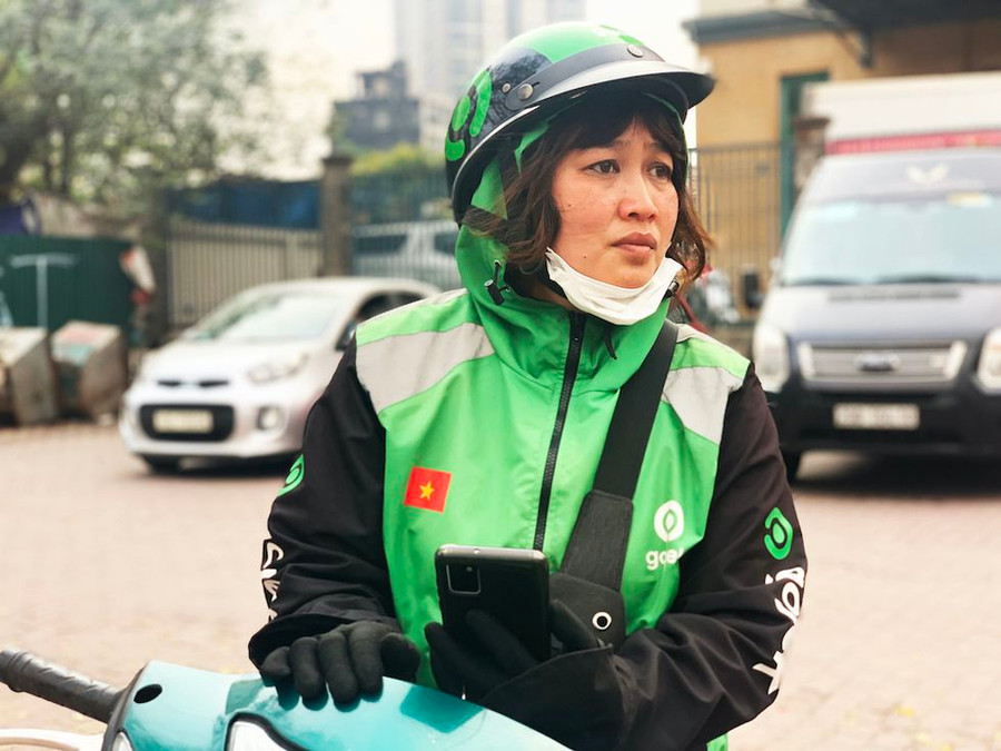 Chị Thuỷ đợi khách để chạy “cuốc” xe mới Chị Thuỷ đợi khách để chạy “cuốc” xe mới