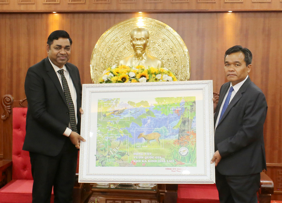 Bí thư Tỉnh ủy trao tặng quà cho Đoàn Tổng Lãnh sự quán Ấn Độ.