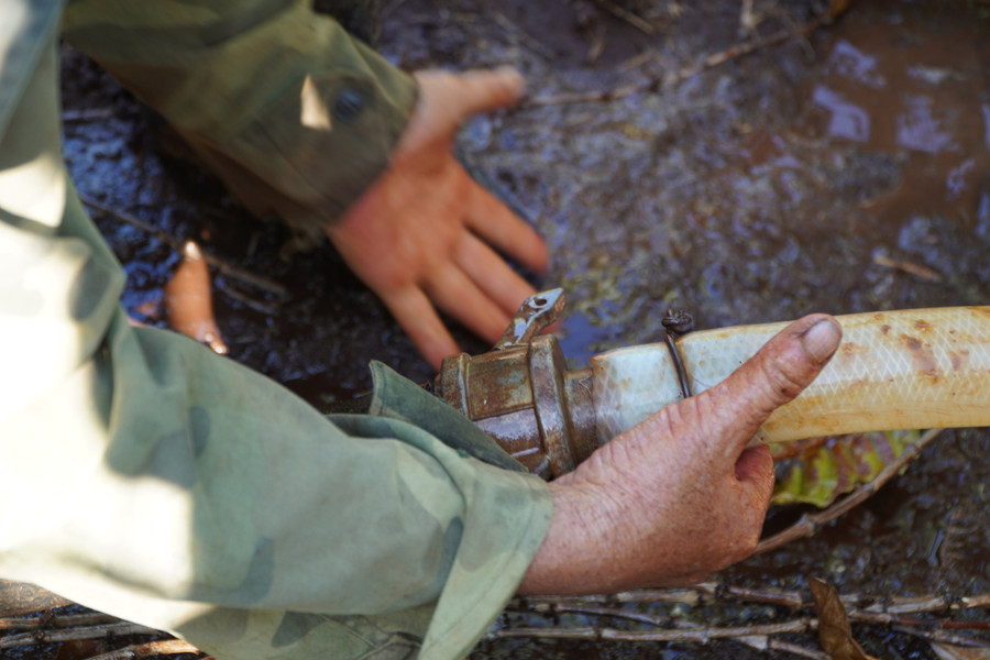 Nối các đoạn ống thành đường ống.