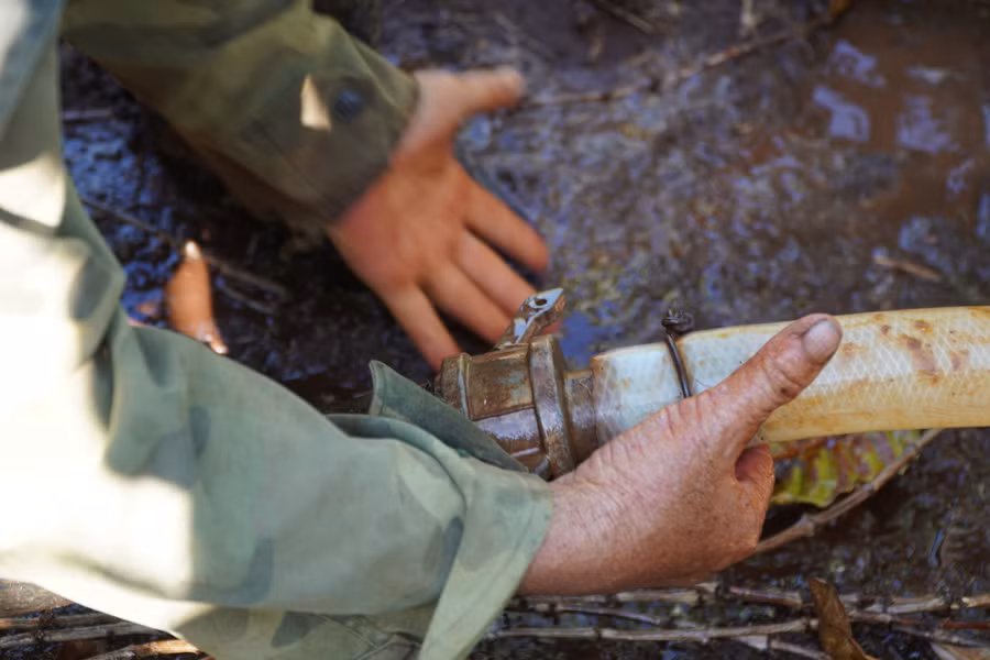 Nối các đoạn ống thành đường ống.