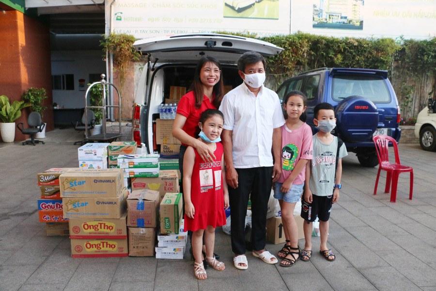 Người dân chụp hình lưu niệm với ông Hải. Ảnh: Quang Tấn