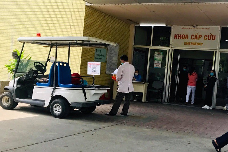 Sinh viên thực tập và 4 học sinh được đưa đi cấp cứu tại Bệnh viện Trung ương Huế. Ảnh: PV Sinh viên thực tập và 4 học sinh được đưa đi cấp cứu tại Bệnh viện Trung ương Huế. Ảnh: PV