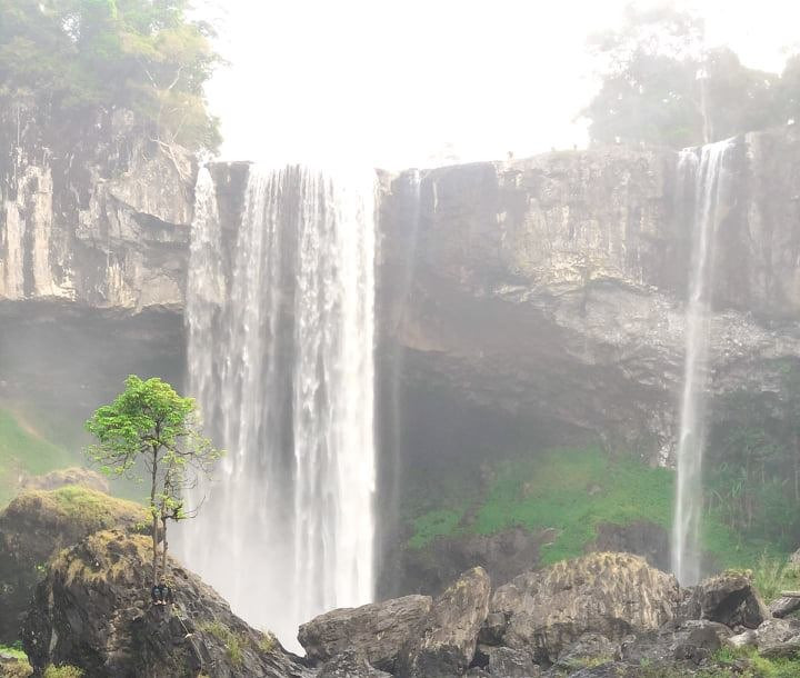 Thác K50 chảy qua những triền đá rêu phong và ầm ào giữa đại ngàn.