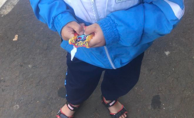 Học sinh sử dụng gói đồ chơi phát nổ Pokemon. ẢNH: THANH QUÂN