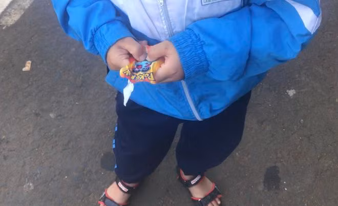 Học sinh sử dụng gói đồ chơi phát nổ Pokemon. ẢNH: THANH QUÂN