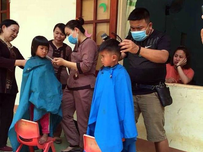  Anh Tân và nhóm của mình đến tận nhà cắt tóc cho trẻ em và đồng bào Kor