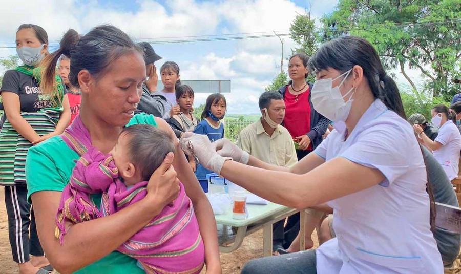 Tiêm vắc xin là biện pháp phòng-chống bệnh bạch hầu hiệu quả, lâu dài. Ảnh: Như Nguyện