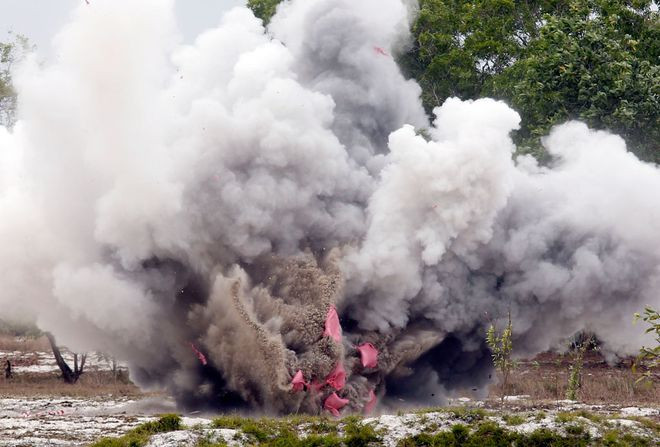 Hủy nổ bom mìn tìm thấy -ẢNH: SƠN THUỶ