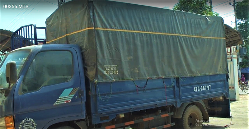 Chiếc xe tải chở gỗ lậu bị Hạt Kiểm lâm huyện Krông Bông tạm giữ để điều tra, xử lý. Chiếc xe tải chở gỗ lậu bị Hạt Kiểm lâm huyện Krông Bông tạm giữ để điều tra, xử lý.