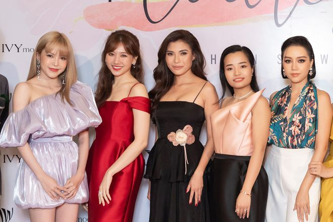 Giọng ca Một mình có buồn không tự tin khoe dáng cùng các người đẹp như Hari Won, Thúy Diễm, Băng Di... Nhờ sở hữu làn da trắng và nụ cười 