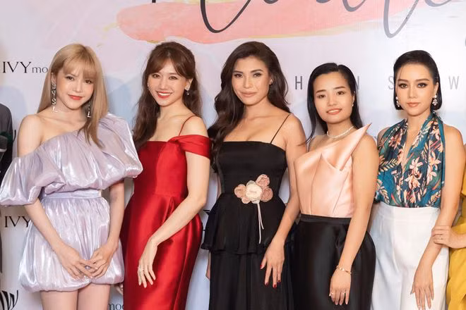 Giọng ca Một mình có buồn không tự tin khoe dáng cùng các người đẹp như Hari Won, Thúy Diễm, Băng Di... Nhờ sở hữu làn da trắng và nụ cười 