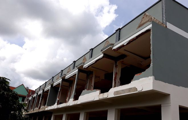 Khối nhà dịch vụ 10.3 được chủ đầu tư ngăn thành nhiều căn hộ buộc phải tháo dỡ - ẢNH: LÂM VIÊN