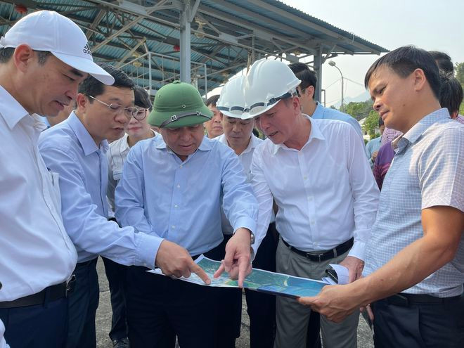 Bộ trưởng Nguyễn Chí Dũng (hàng trước, ở giữa) kiểm tra thực tế Cảng Liên Chiểu ẢNH: NGUYỄN TÚ Bộ trưởng Nguyễn Chí Dũng (hàng trước, ở giữa) kiểm tra thực tế Cảng Liên Chiểu ẢNH: NGUYỄN TÚ