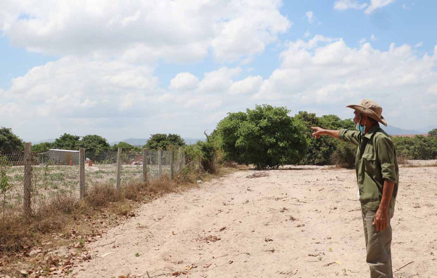 Ông Nguyễn Giang Nam cho biết, nghĩa trang thôn Thống Nhất chỉ cách khu dân cư khoảng 100 m. Ảnh: Nhật Hào Ông Nguyễn Giang Nam cho biết, Nghĩa trang thôn Thống Nhất chỉ cách khu dân cư khoảng 100 m. Ảnh: Nhật Hào