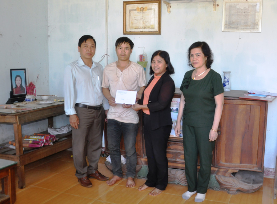  Trao hỗ trợ gia đình nạn nhân Y Đành. Ảnh: TVP