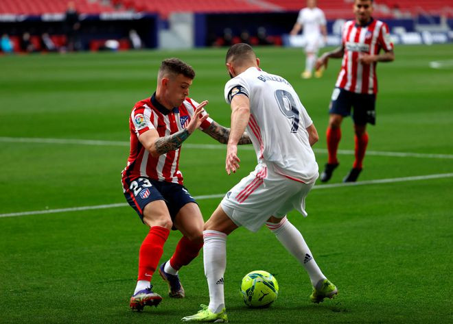 Karim Benzema (phải) nỗ lực ghi bàn gỡ hòa 1-1 cho Real Madrid ở phút 88 - ẢNH: AFP