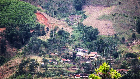 Một ngôi làng “cóc” ở huyện miền núi Sơn Long (Quảng Ngãi) nằm bất an dưới miệng núi sạt lở. Ảnh: NGỌC OAI Một ngôi làng “cóc” ở huyện miền núi Sơn Long (Quảng Ngãi) nằm bất an dưới miệng núi sạt lở. Ảnh: NGỌC OAI