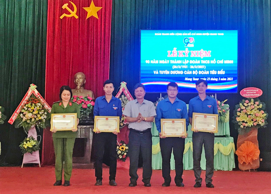 Ông Nguyễn Văn Tha-Phó Bí thư Thường trực Huyện ủy Mang Yang tặng giấy khen cho 4 tập thể đạt thành tích xuất sắc. Ảnh: Hà Phương