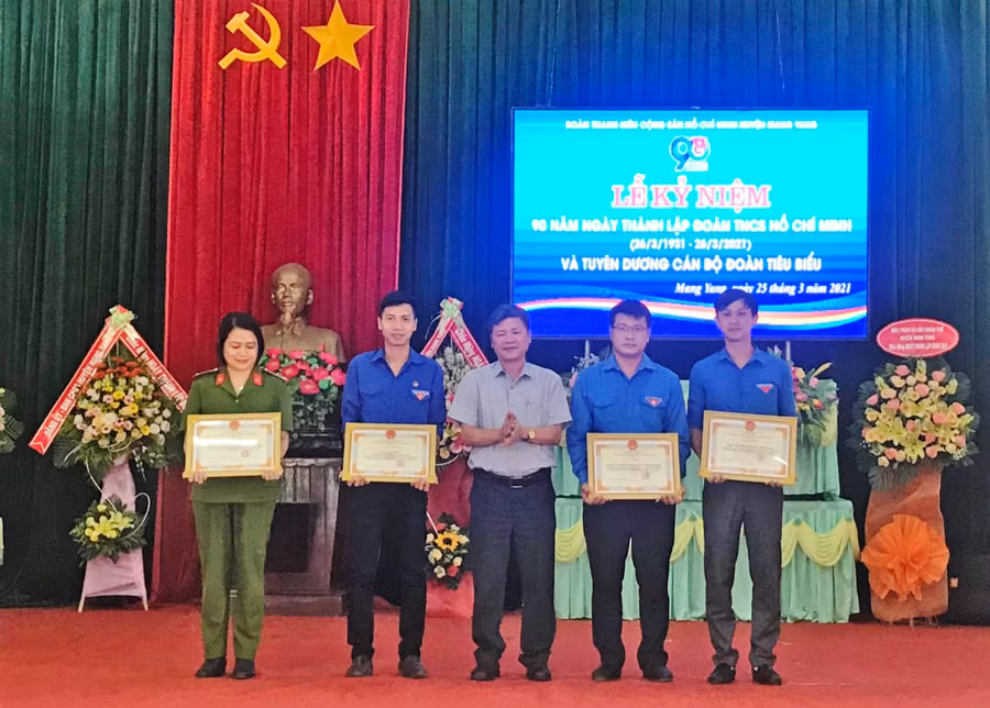 Ông Nguyễn Văn Tha-Phó Bí thư Thường trực Huyện ủy Mang Yang tặng giấy khen cho 4 tập thể đạt thành tích xuất sắc. Ảnh: Hà Phương