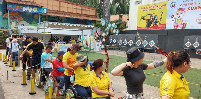Nhiều thí sinh khuyết tật, mồ côi tham gia giải Bắn cung mùa xuân - Xuân Tân Sửu 2021. ẢNH: NHƯ LỊCH