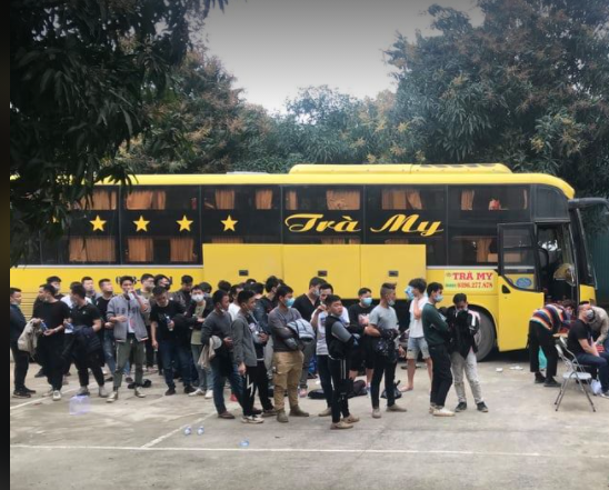 Xe khách cùng 54 người Trung Quốc tại Trung tâm Y tế huyện Hưng Nguyên - Ảnh: Đ. Thanh