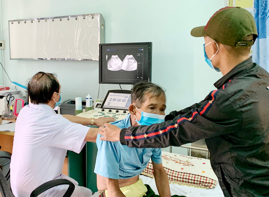 Siêu âm cho bệnh nhân tại Bệnh viện Lao và Bệnh phổi Gia Lai. Ảnh: Như Nguyện