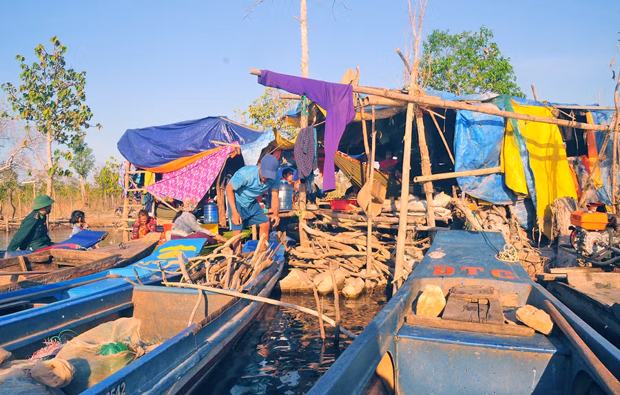Chiếc lều dựng tạm bợ của vợ chồng ngư dân Nguyễn Quang Bình. Ảnh: Nguyễn Tú