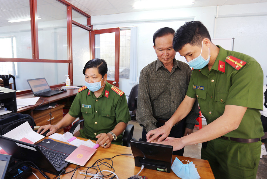 Công an tỉnh tích cực triển khai lập hồ sơ cấp CCCD gắn chíp điện tử cho người dân. Ảnh: Văn Ngọc