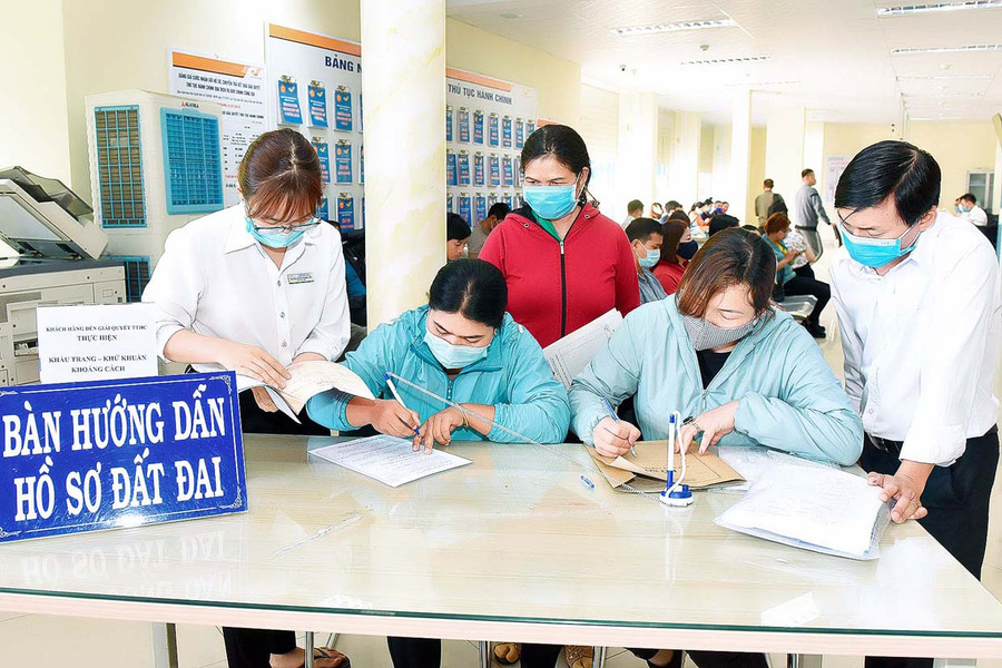 Người dân làm thủ tục hành chính tại Trung tâm Phục vụ hành chính công tỉnh. Ảnh: Đức Thụy