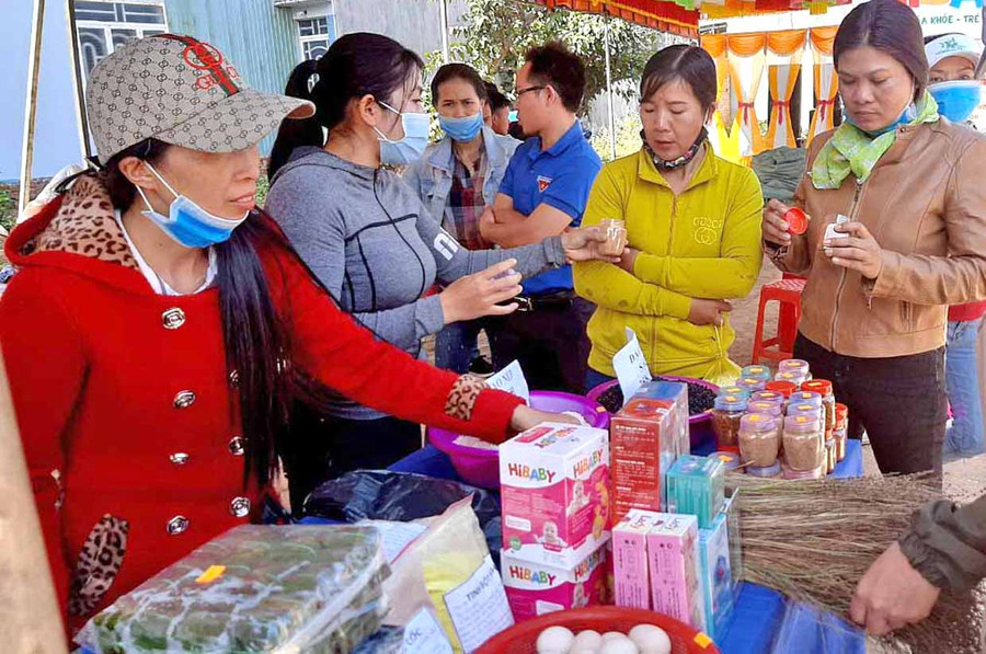 Khách hàng mua các sản phẩm nông nghiệp sạch tại phiên chợ nông sản an toàn huyện Ia Pa. Ảnh: Vũ Chi Khách hàng mua các sản phẩm nông nghiệp sạch tại phiên chợ nông sản an toàn huyện Ia Pa. Ảnh Vũ Chi