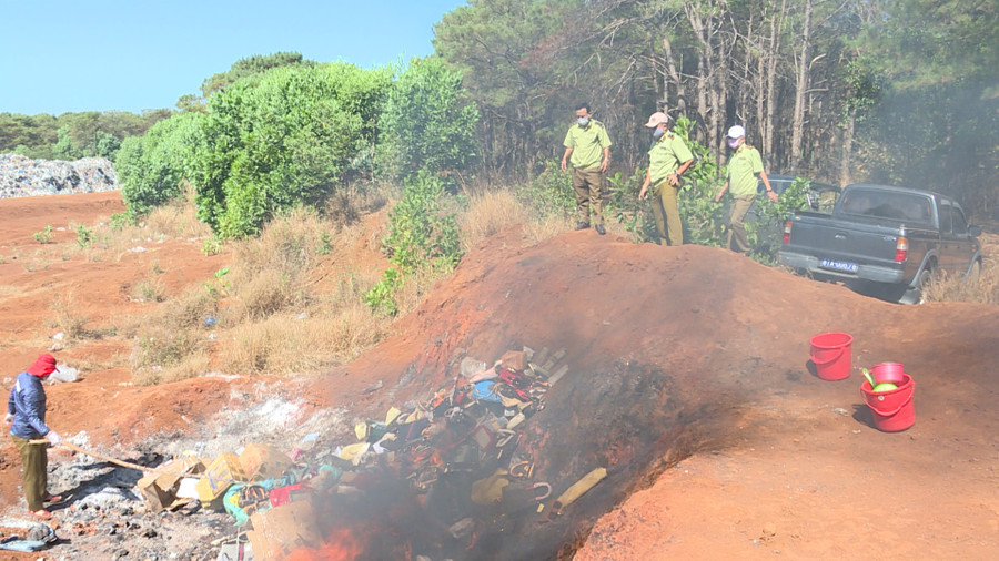 Đốt tiêu hủy tang vật tại khu vực bãi rác xã Gào (TP. Pleiku). Ảnh: Vũ Thảo Đốt tiêu hủy tang vật tại khu vực bãi rác xã Gào (TP. Pleiku). Ảnh: Vũ Thảo