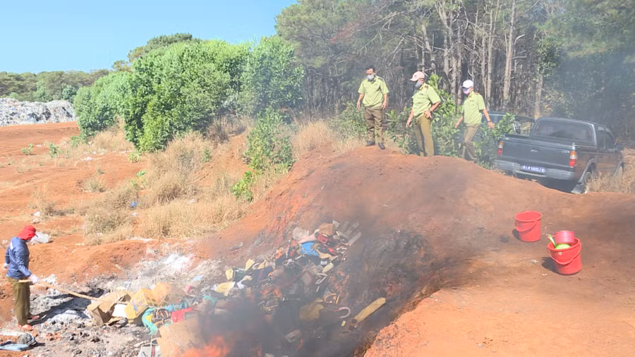  Đốt tiêu hủy tang vật tại khu vực bãi rác xã Gào (TP. Pleiku). Ảnh: Vũ Thảo
