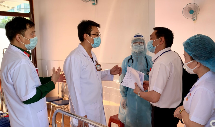 Đoàn kiểm tra của Sở Y tế Gia Lai kiểm tra công tác phòng-chống dịch tại Bệnh viện Quân Y 15. Ảnh Như Nguyện
