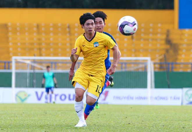 Công Phượng gặp lại đội bóng cũ CLB TP.HCM. Ảnh: MINH TÂN