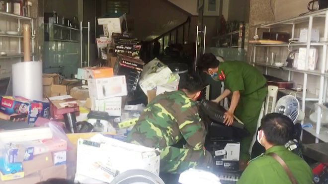 Lực lượng kiểm tra hàng hóa không hóa đơn, chứng từ trong nhà của thượng tá Hoàng Văn Nam. ẢNH: C.T.V.